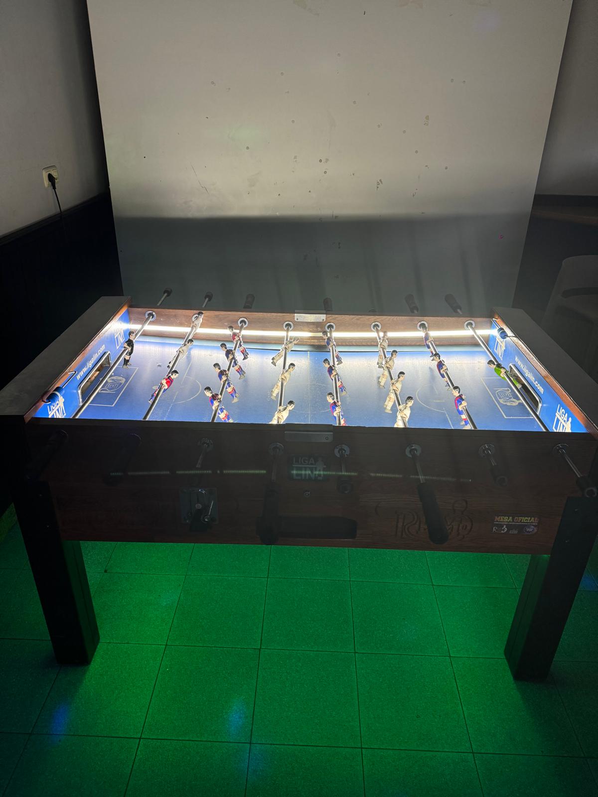 Futbolín con luces LED